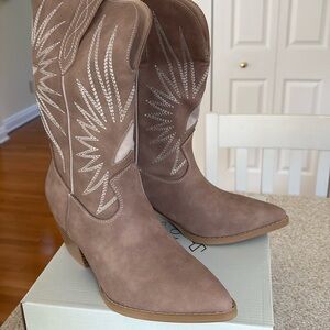 Western Two Tone Embroidered Boots in Cedarwood